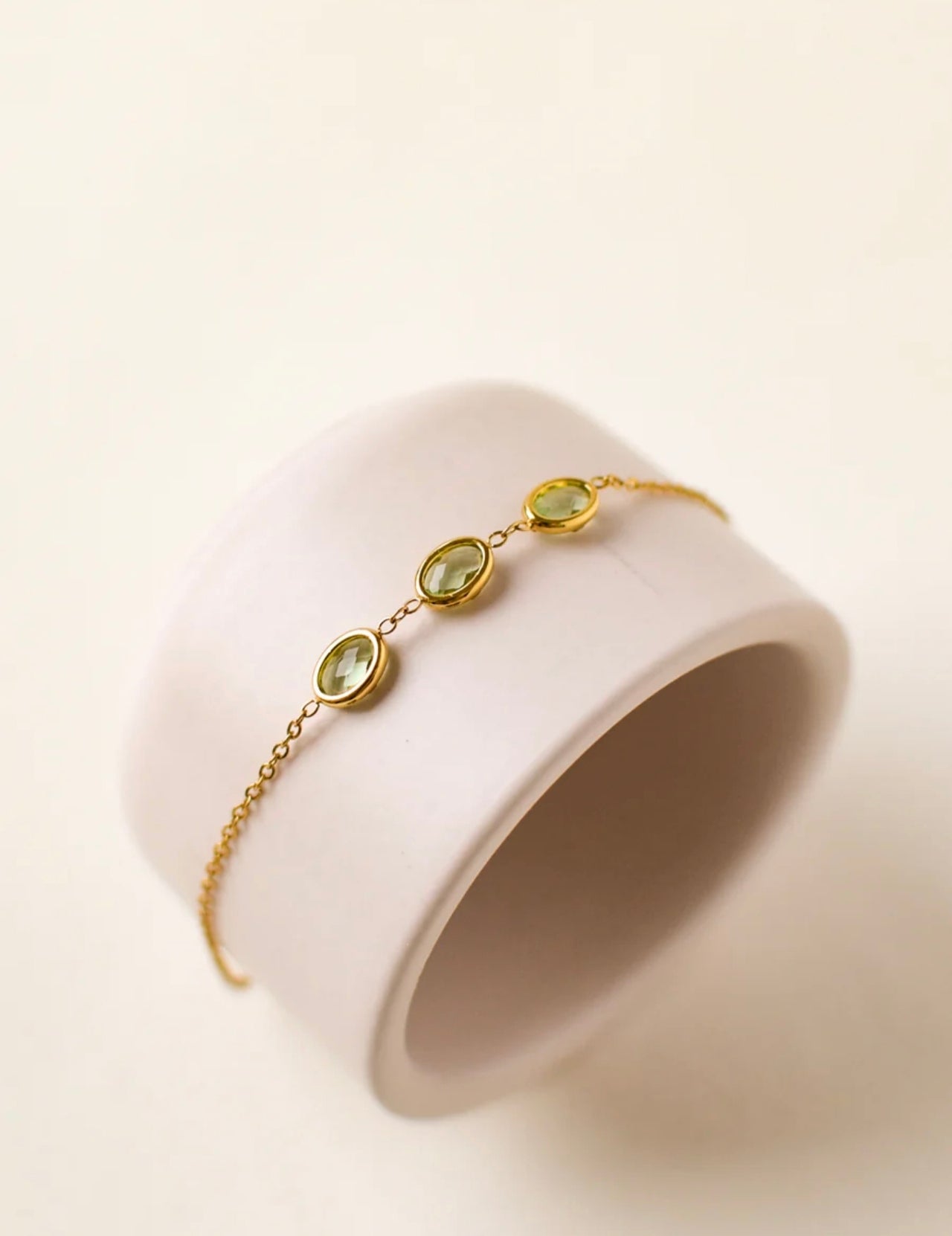 Bracelet chaîne fine dorée 3 cristaux verts facettés sertis acier inoxydable réglable – Rêve de Rose