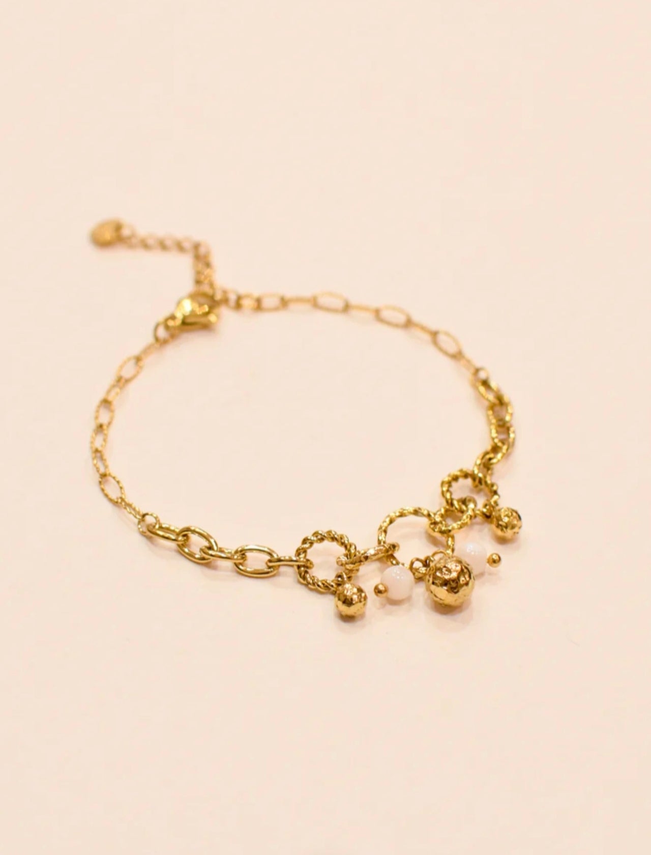 Bracelet chaîne maille ovale en acier inoxydable doré avec anneaux torsadés, perles dorées et petites perles en coquillage blanc naturel, chaînette de réglage et fermoir mousqueton