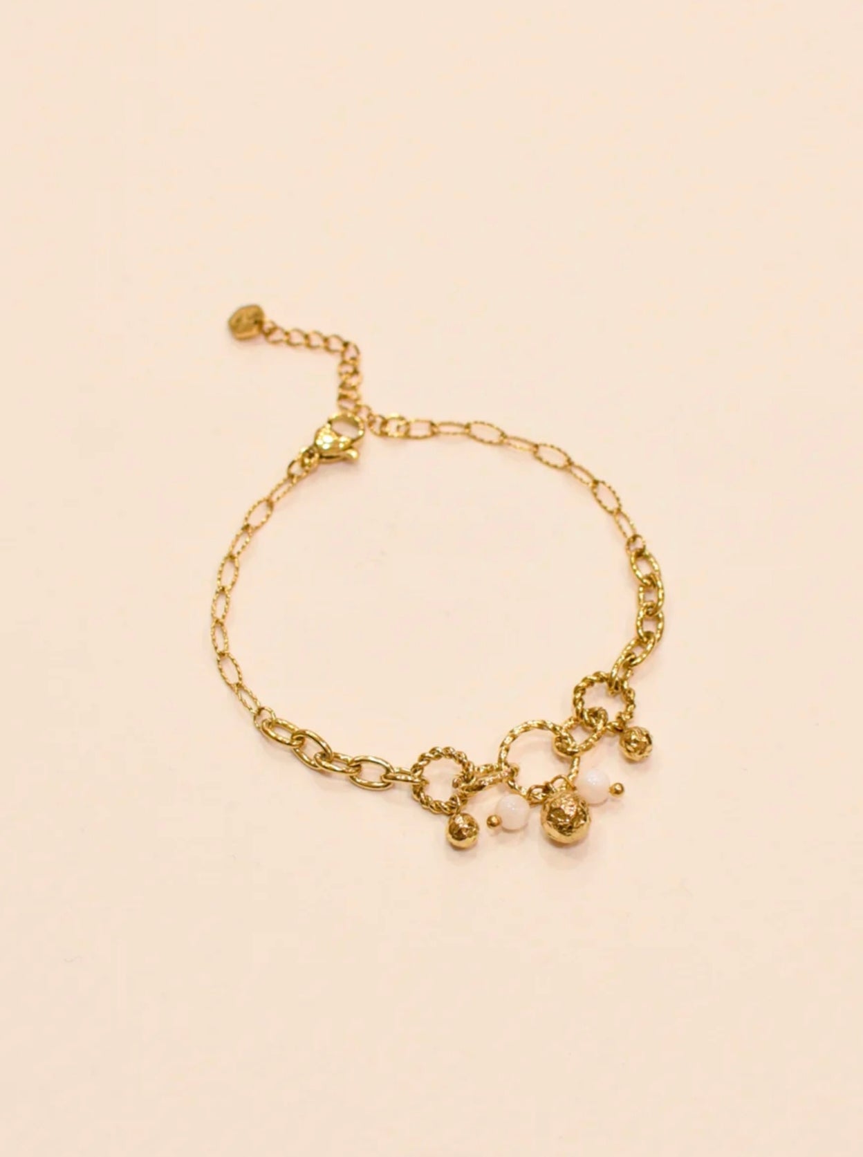 Bracelet chaîne maille ovale en acier inoxydable doré avec anneaux torsadés, perles dorées et petites perles en coquillage blanc naturel, chaînette de réglage et fermoir mousqueton