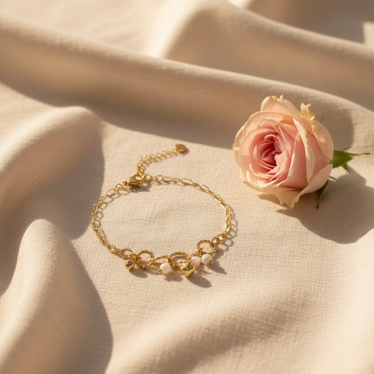 Bracelet chaîne maille ovale en acier inoxydable doré avec anneaux torsadés, perles dorées et petites perles en coquillage blanc naturel, chaînette de réglage et fermoir mousqueton