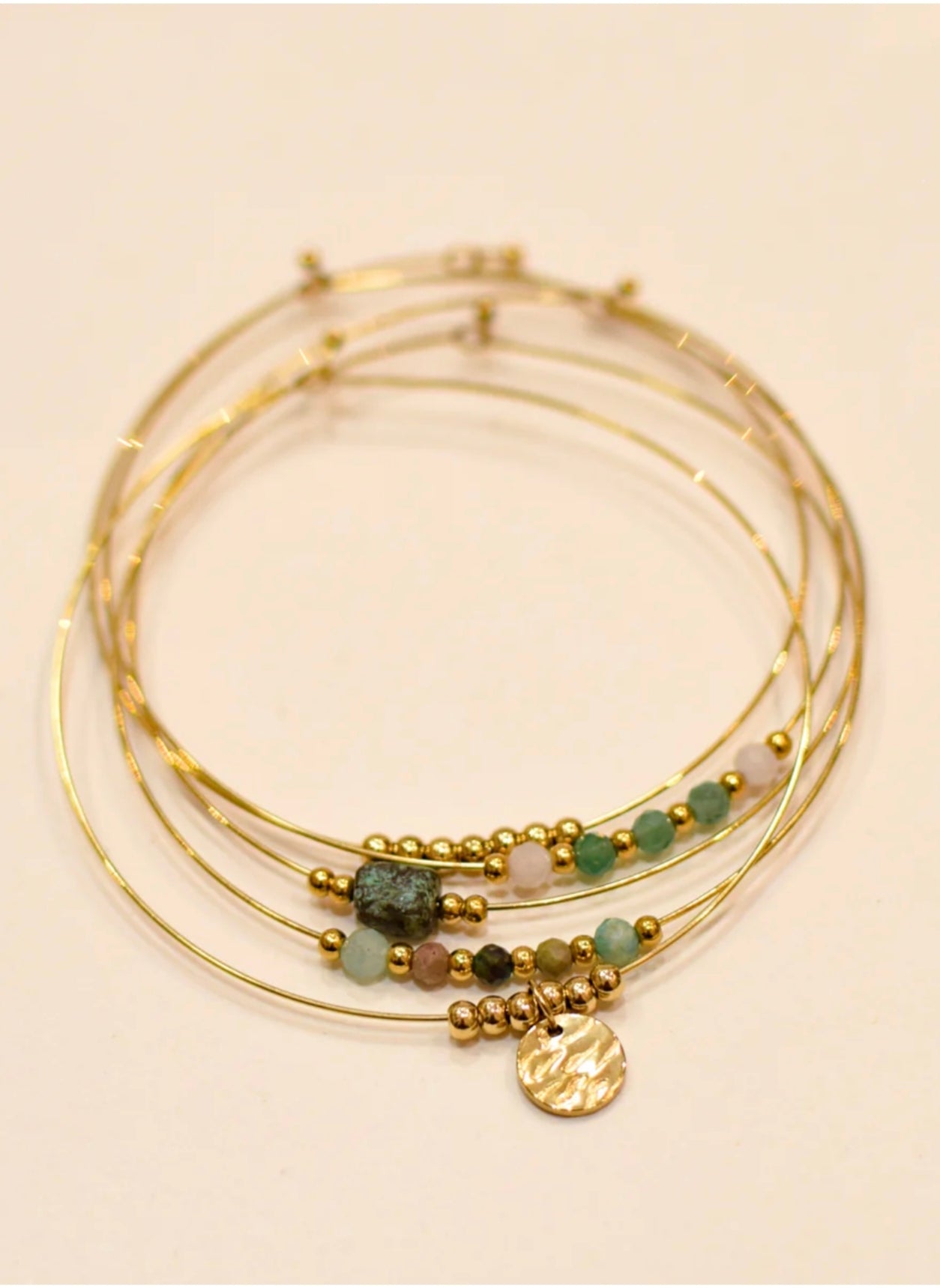Set de 5 bracelets joncs rigides en acier inoxydable doré avec perles dorées et breloque médaille, version turquoise africaine 