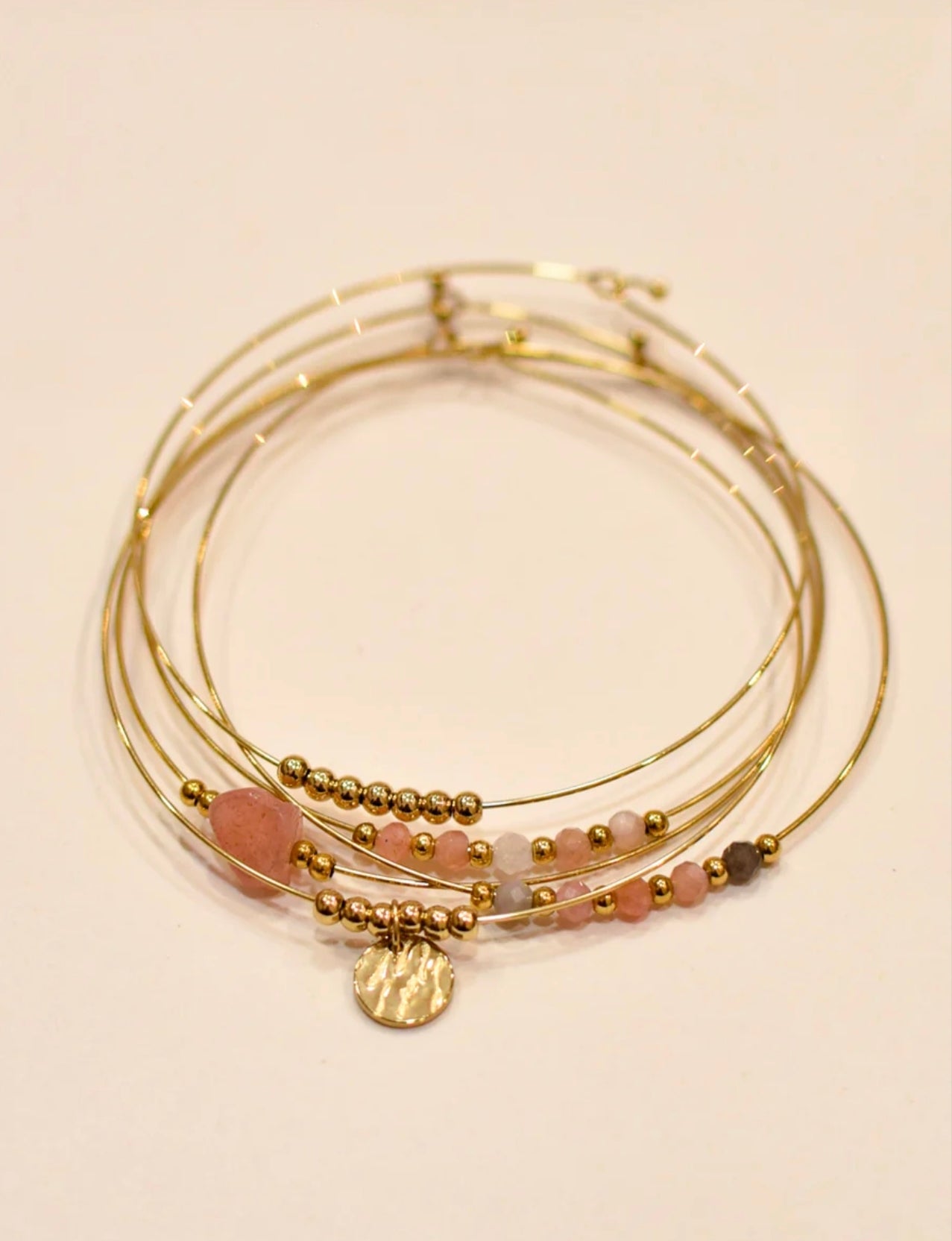 Set de 5 bracelets joncs rigides en acier inoxydable doré avec perles dorées et breloque médaille, version pierre de soleil rosée