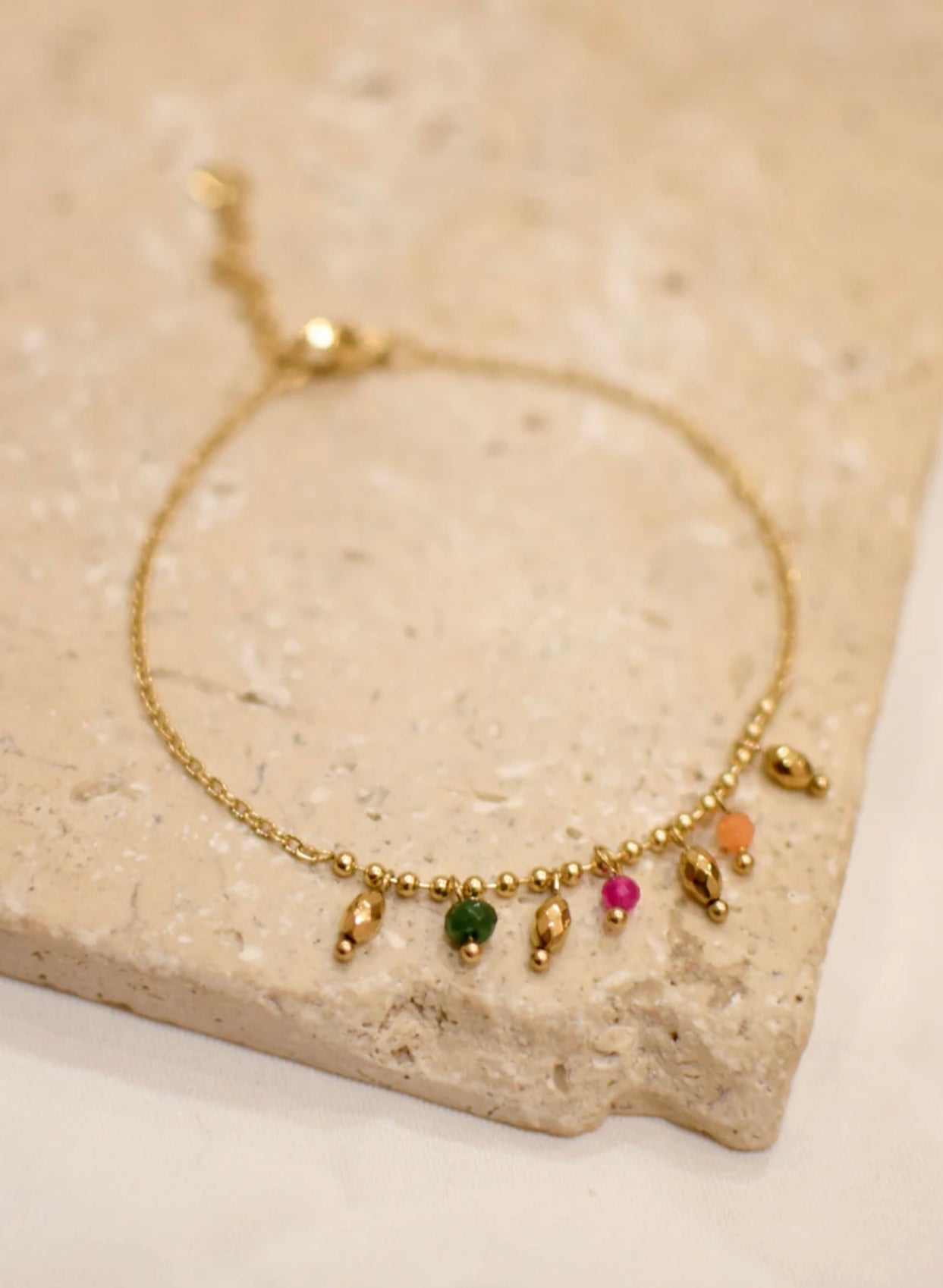 Bracelet chaîne billes en acier inoxydable doré avec breloques pierres naturelles multicolores vert fuchsia orange et chaînette de réglage 