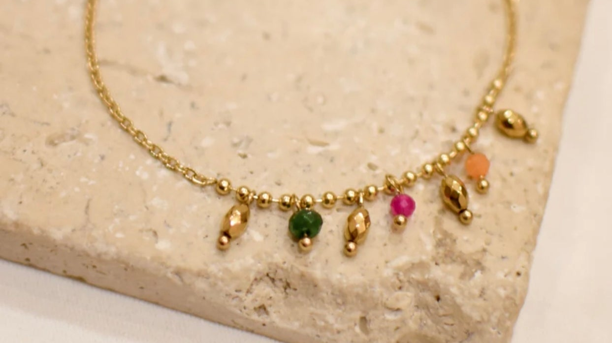 Détail bracelet chaîne billes en acier inoxydable doré avec breloques pierres naturelles multicolores vert fuchsia orange et chaînette de réglage 