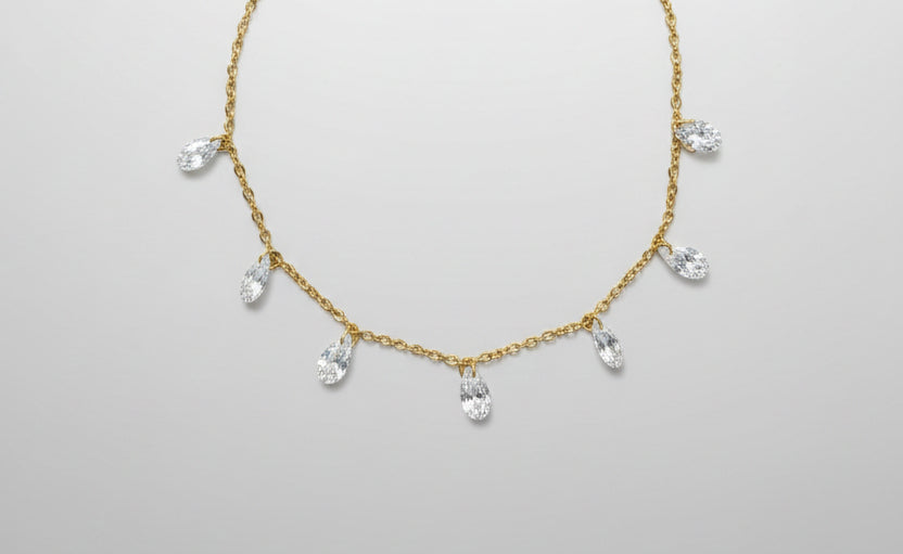 Détail chaîne de cheville 7 pierres scintillantes pendantes dorées acier inoxydable – Rêve de Rose