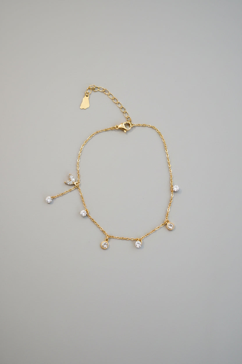 Chaîne de cheville dorée pendants zirconium scintillants portée sur pied, acier inoxydable 316L – Rêve de Rose