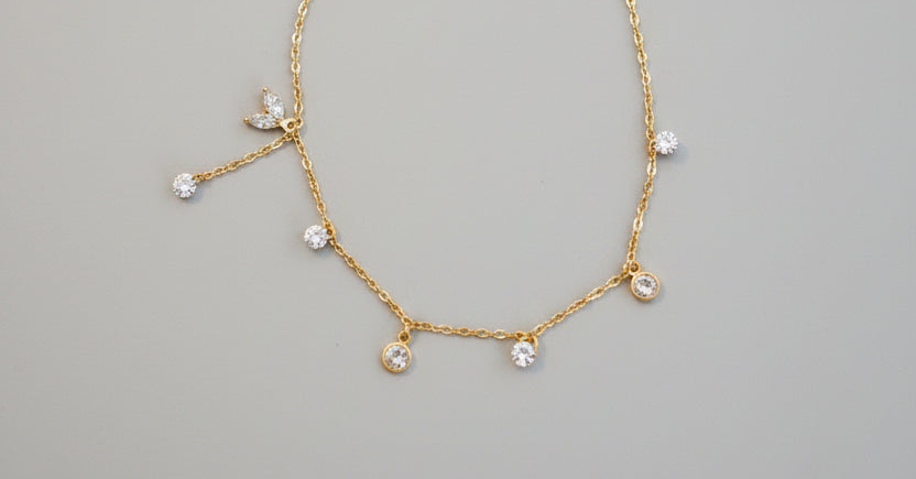 Détail chaîne de cheville dorée pendants zirconium scintillants portée sur pied, acier inoxydable 316L – Rêve de Rose