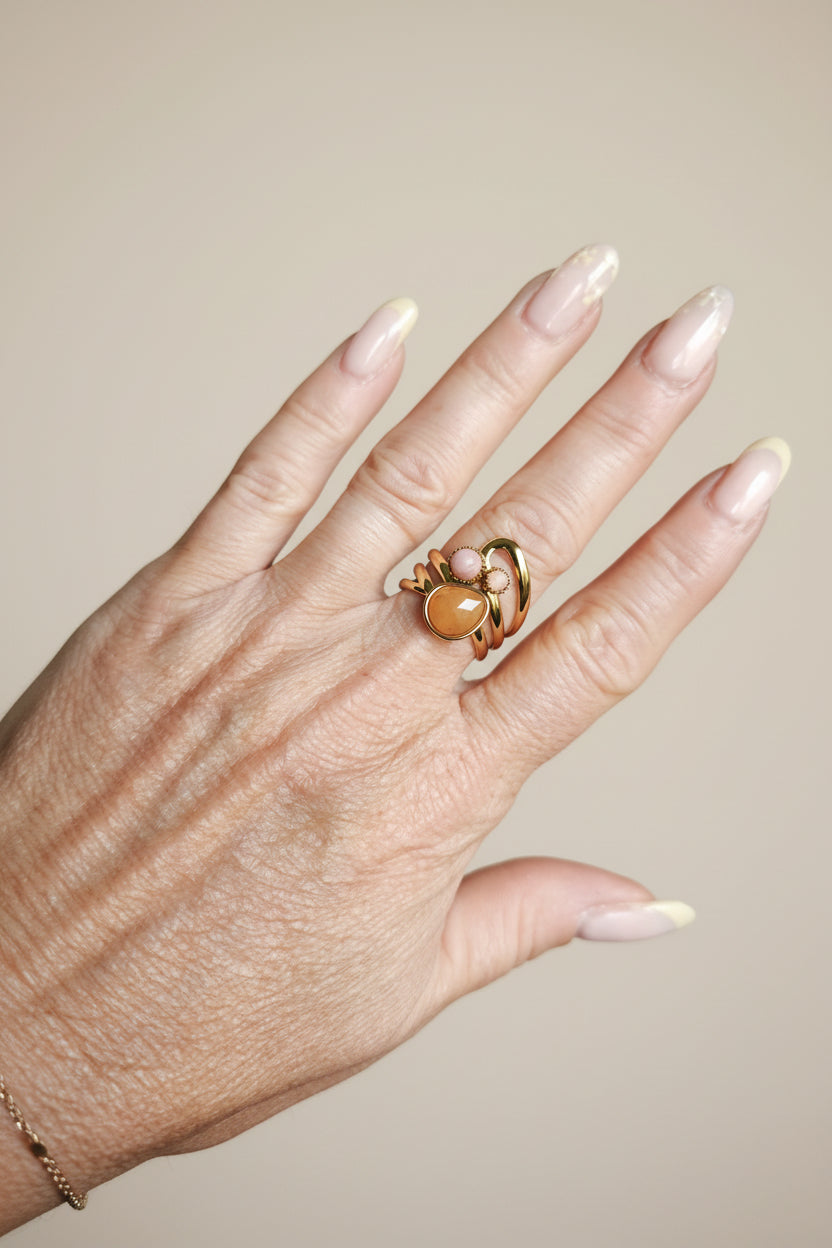 Bague Aurore ajustable double anneau en acier inoxydable doré avec pierres naturelles rosées et pêches – vue portée