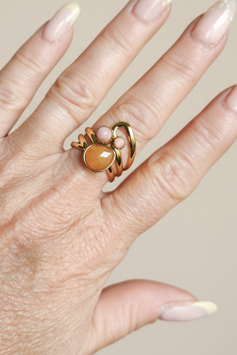 Bague Aurore ajustable double anneau en acier inoxydable doré avec pierres naturelles rosées et pêches – vue détaillée