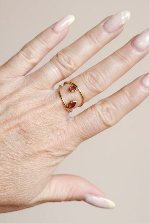 Détail cœur rose cristal et goutte rouge corail sur double anneau doré parallèle – bague romantique Rêve de Rose