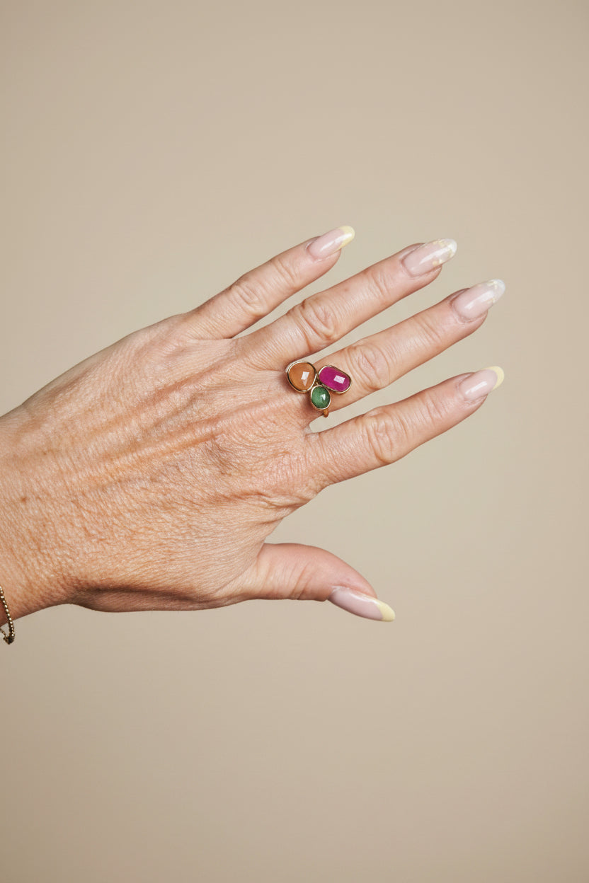 Bague Soleil ajustable en acier inoxydable doré avec 3 pierres naturelles fuchsia, orange et vert – porté