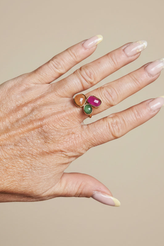 Bague Soleil ajustable en acier inoxydable doré avec 3 pierres naturelles fuchsia, orange et vert – détails
