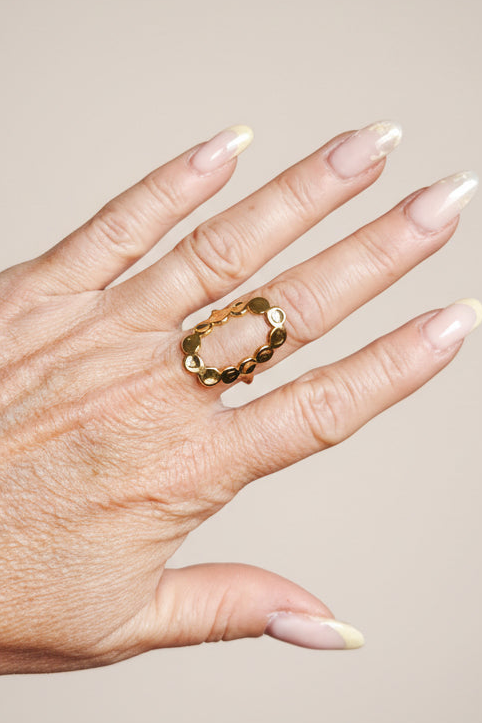 Détail pastilles dorées texturées formant un cercle sculptural – bague statement ajustable Rêve de Rose