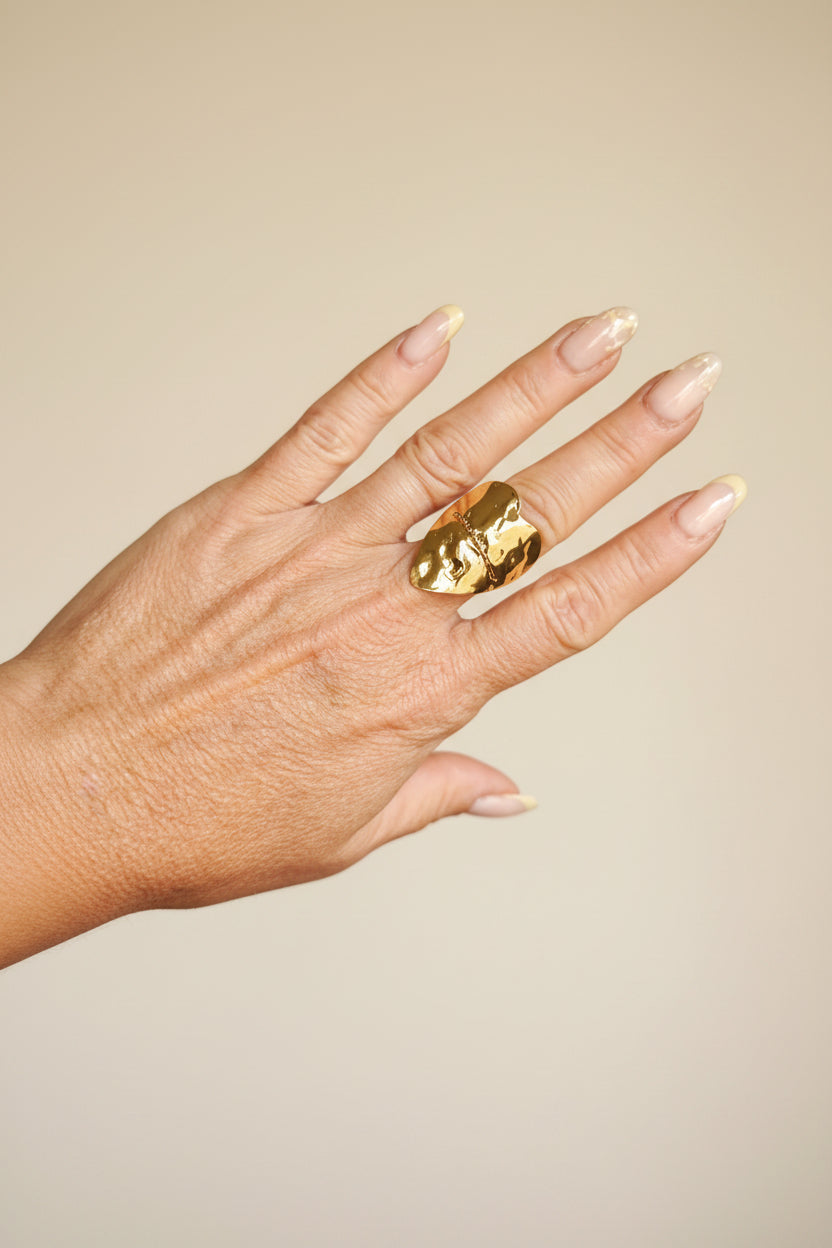 Bague Amour cœur grand format en acier doré martelé – anneau ajustable romantique Rêve de Rose