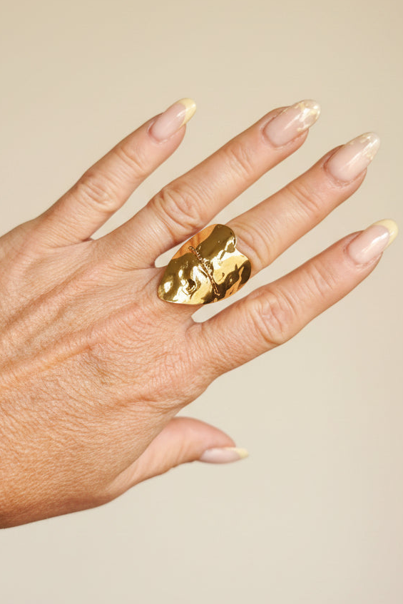 Détail texture martelée dorée de la bague cœur Amour – bijou statement ajustable sans nickel Rêve de Rose