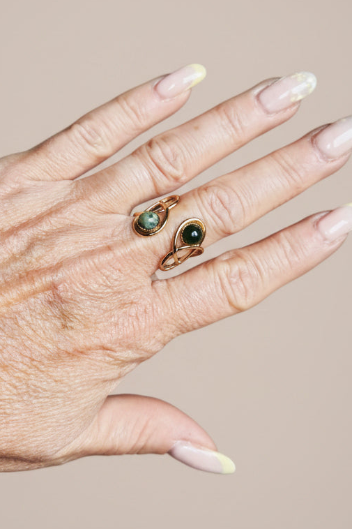 Détail cabochons jade vert émeraude et goutte veiné sur double anneau doré en volutes – bague Ivy Rêve de Rose