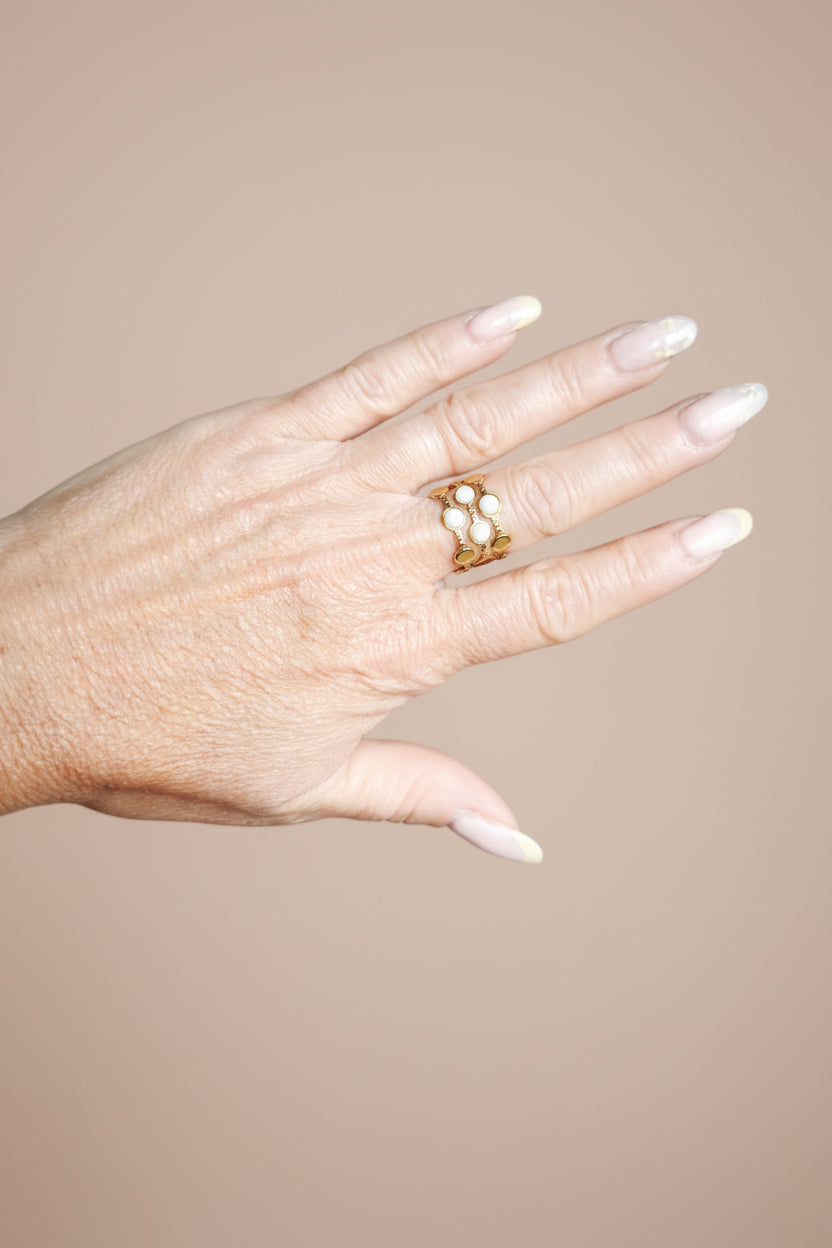Bague Luna acier doré & pierres naturelles blanches – design dentelle métallique ajustable sans nickel Rêve de Rose