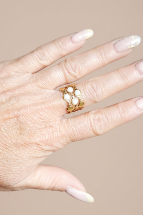 Détail motif géométrique ajourné double rang et pierres blanches nacre sur bague Luna dorée – Rêve de Rose