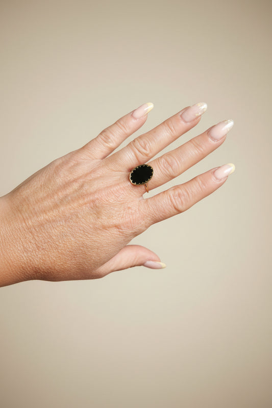 Bague Nuit onyx noir & acier doré – anneau fin ajustable sans nickel, bijou classique contemporain Rêve de Rose