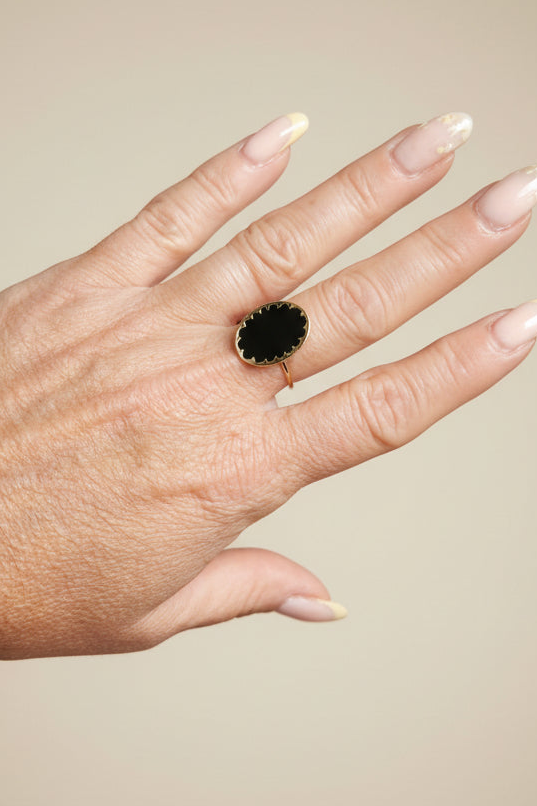 Détail cabochon onyx noir ovale serti dans châton festonné doré – bague ajustable élégante Rêve de Rose