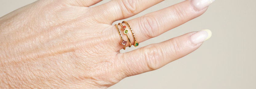 Bague Céleste ajustable en acier inoxydable doré avec pierres scintillantes rouge, orange et vert – détails