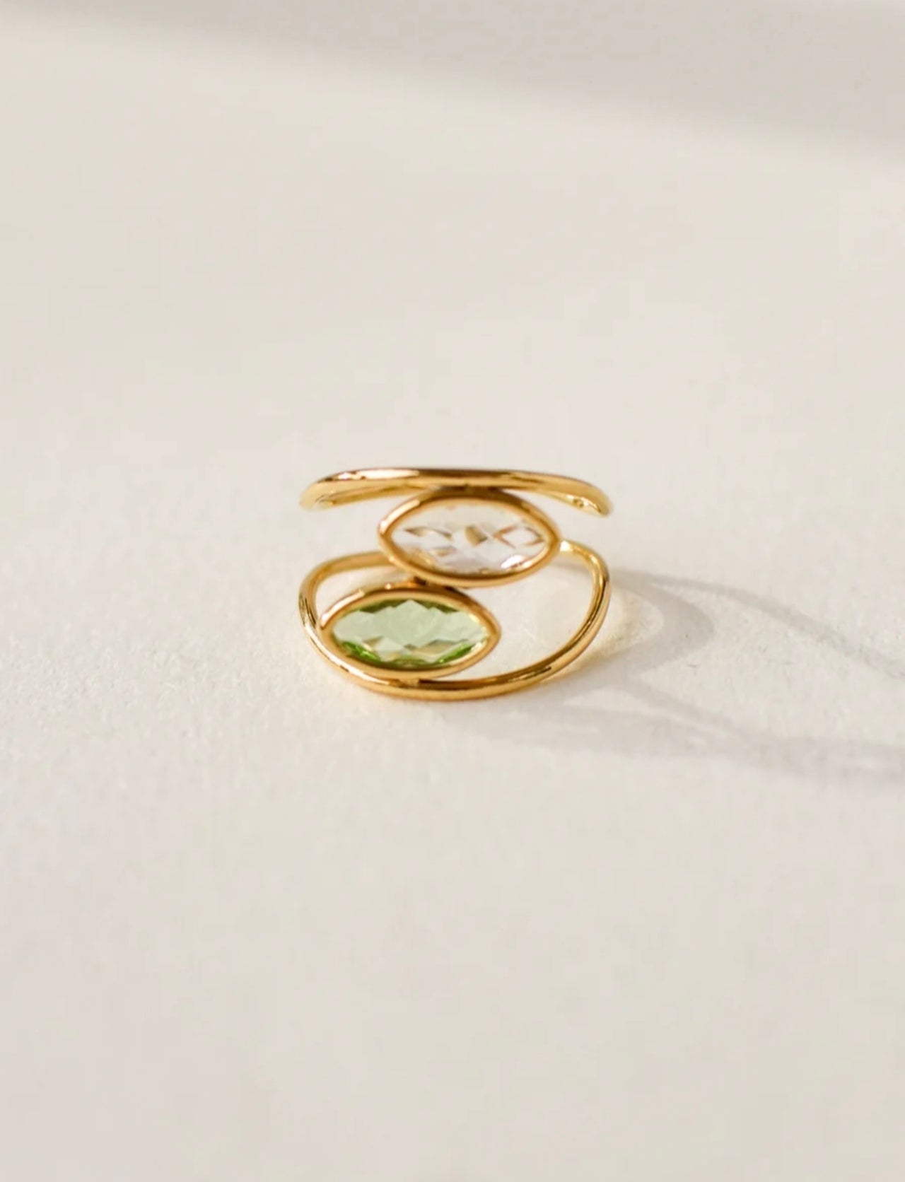 Bague Brume ajustable spirale double anneau doré avec cristal blanc translucide et pierre verte péridot – vue principale