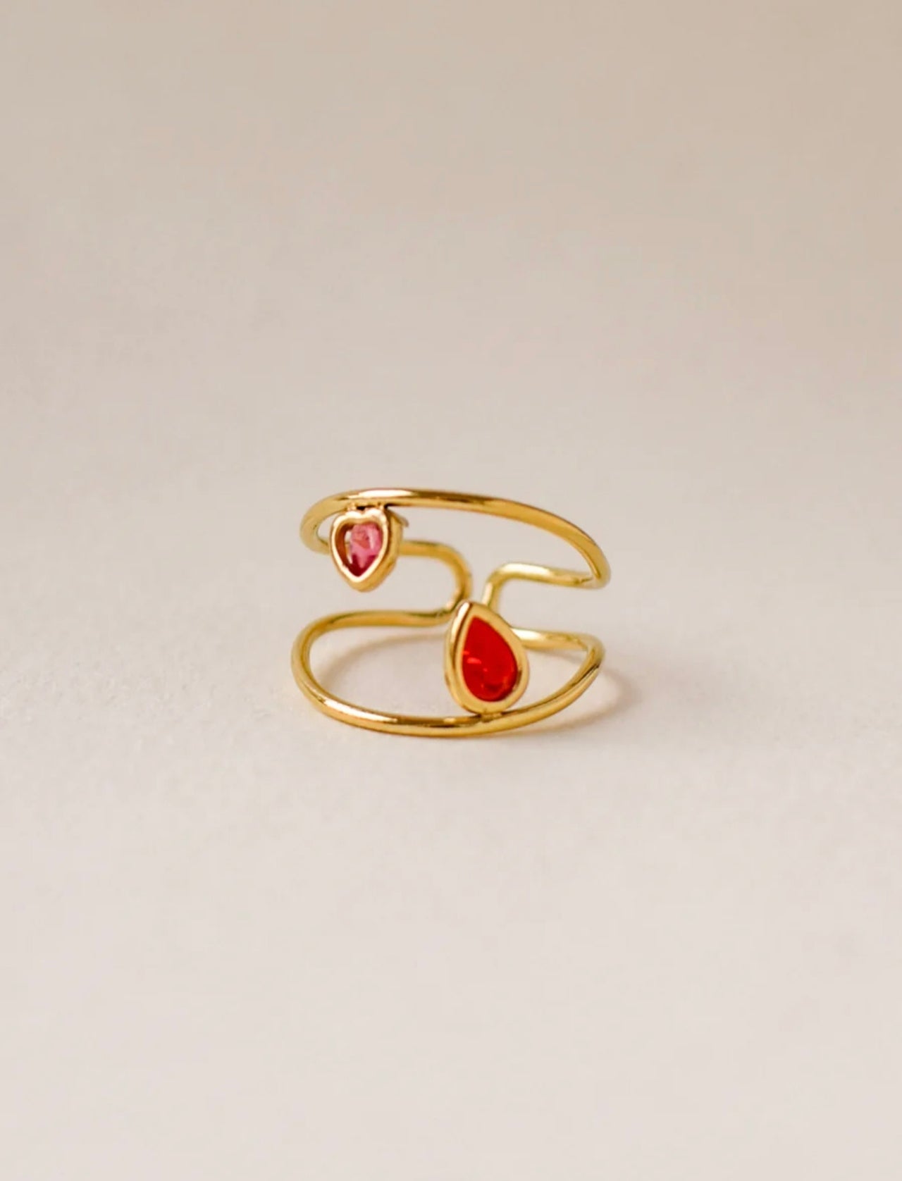 Bague Passion ajustable double anneau doré avec cœur rose facetté et goutte rouge corail – vue principale