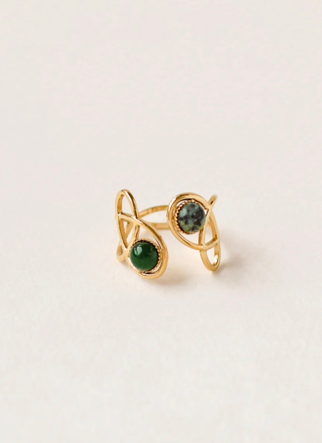 Bague Ivy ajustable double anneau doré en volutes avec 2 pierres naturelles jade vert émeraude et vert mousse – vue principale