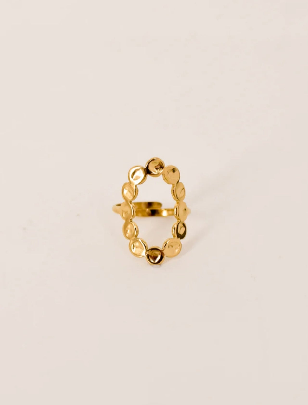 Bague Solstice ajustable cercle ouvert en acier inoxydable doré composé de pastilles dorées – vue principale fond blanc