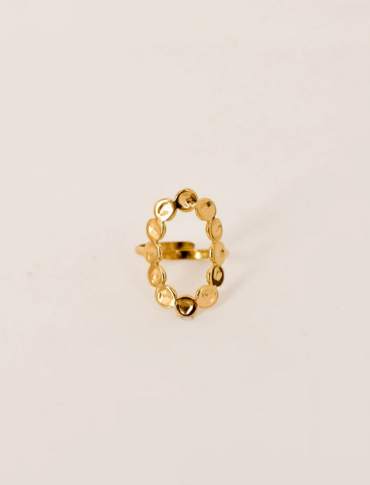 Bague Solstice ajustable cercle ouvert en acier inoxydable doré composé de pastilles dorées – vue principale fond blanc