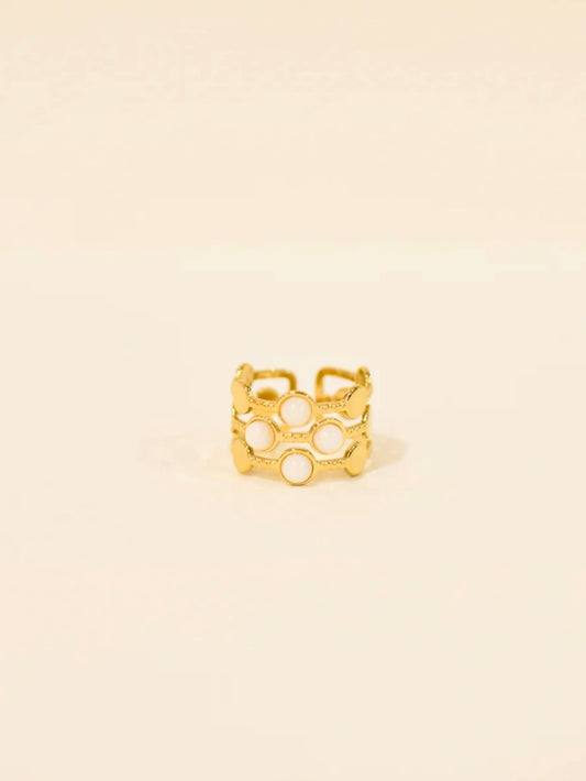 Bague Luna ajustable bandeau ajourné en acier inoxydable doré avec pierres naturelles blanches – vue principale