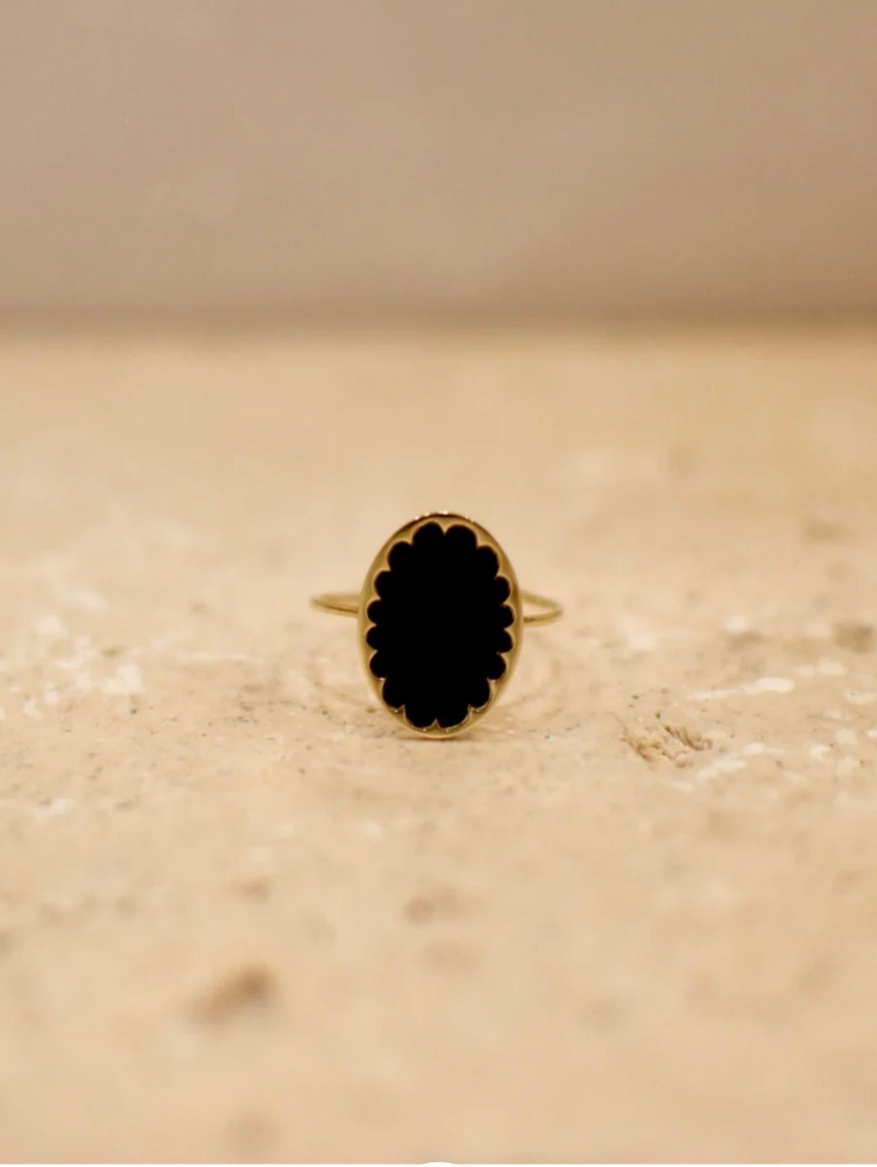 Bague Nuit ajustable en acier inoxydable doré avec cabochon ovale onyx noir châton festonné – vue principale