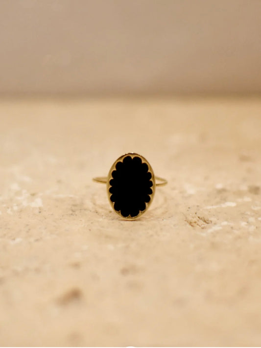 Bague Nuit ajustable en acier inoxydable doré avec cabochon ovale onyx noir châton festonné – vue principale