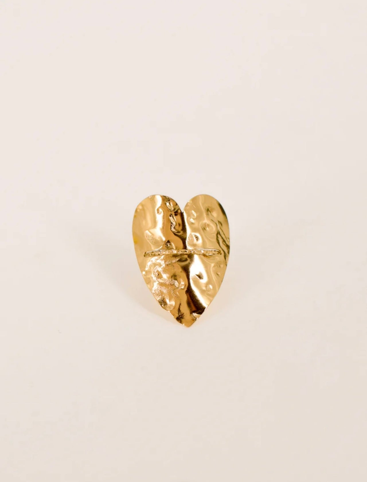 Bague Amour ajustable cœur martelé en acier inoxydable doré – vue principale fond clair