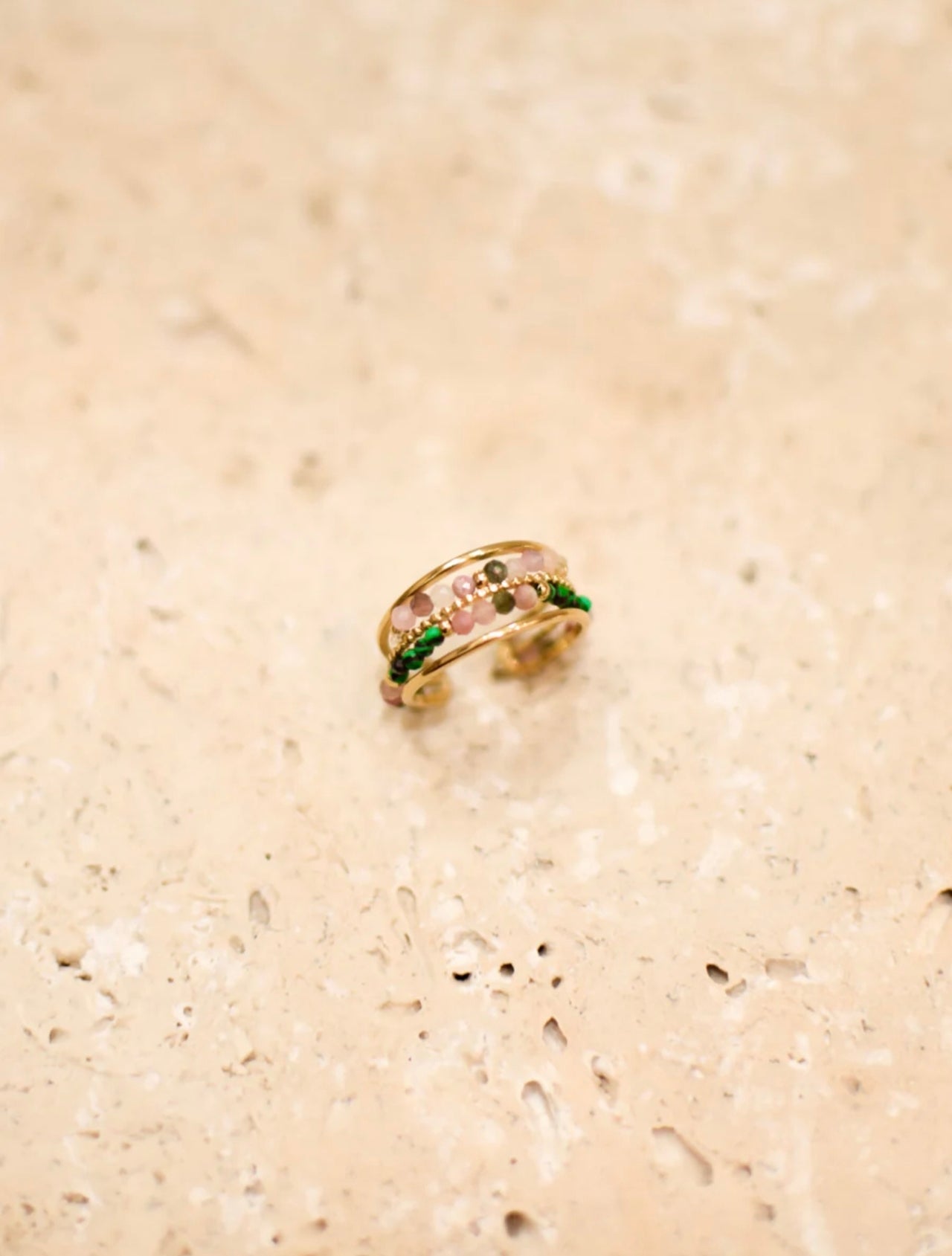 Bague Flora ajustable bandeau en acier inoxydable doré avec pierres naturelles tourmaline rosée et malachite verte – vue principale
