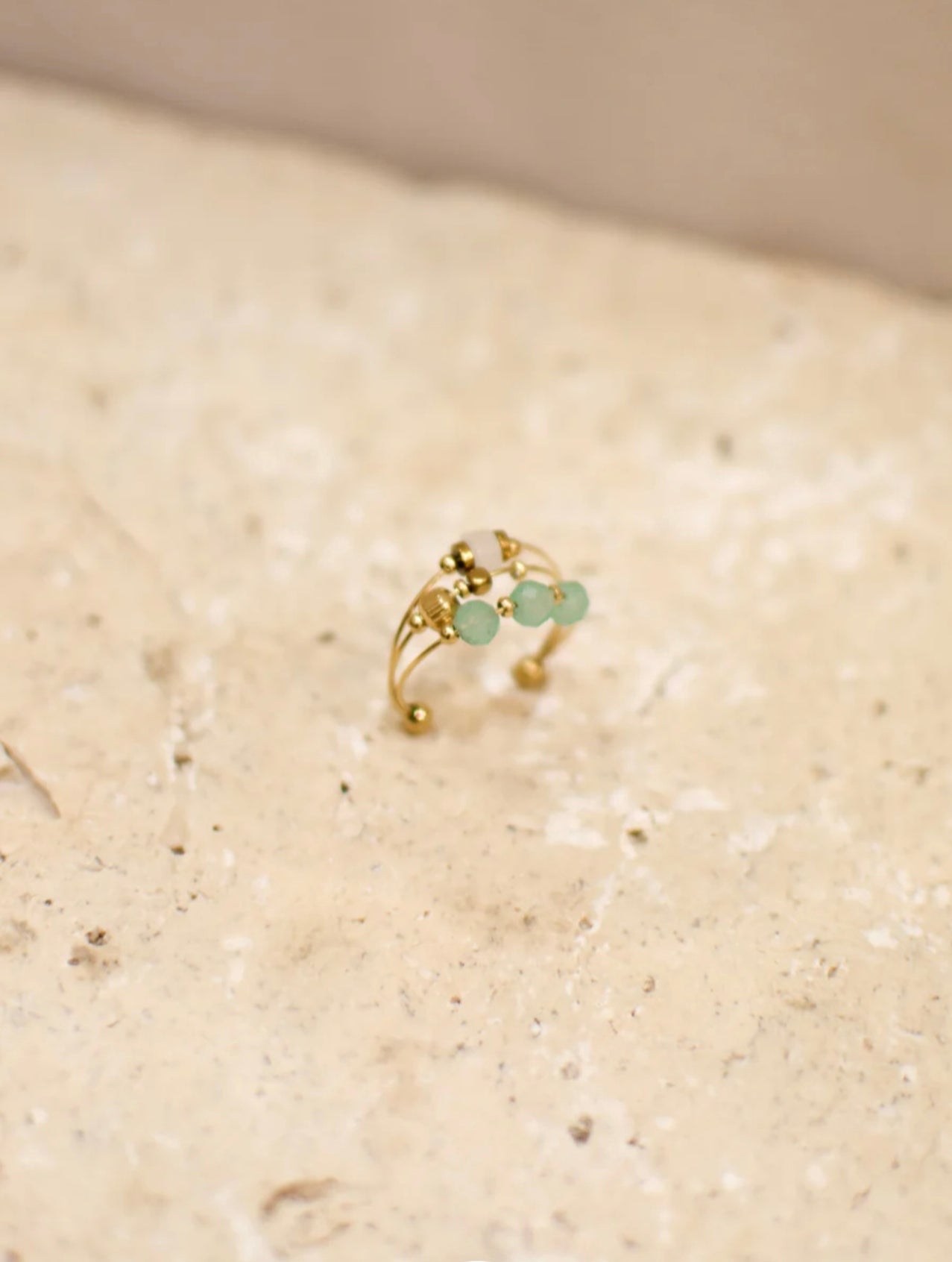 Bague Jade ajustable triple anneau en acier inoxydable doré avec pierres naturelles amazonite vert d'eau – vue principale