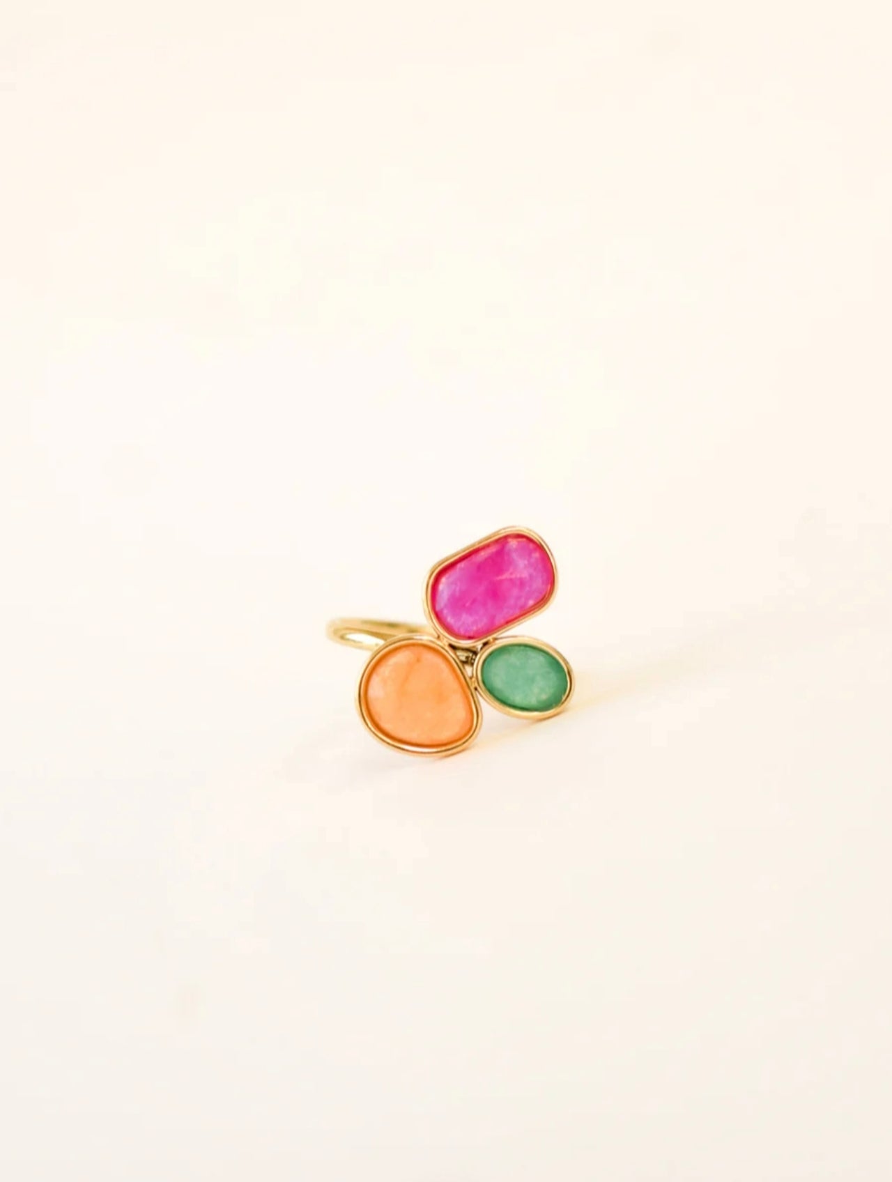 Bague Soleil ajustable en acier inoxydable doré avec 3 pierres naturelles fuchsia, orange et vert – vue principale
