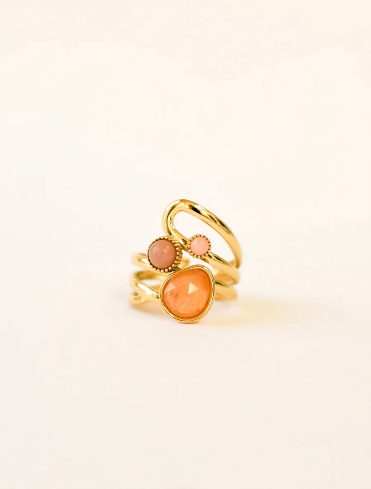 Bague Aurore ajustable double anneau en acier inoxydable doré avec pierres naturelles rosées et pêches – vue principale