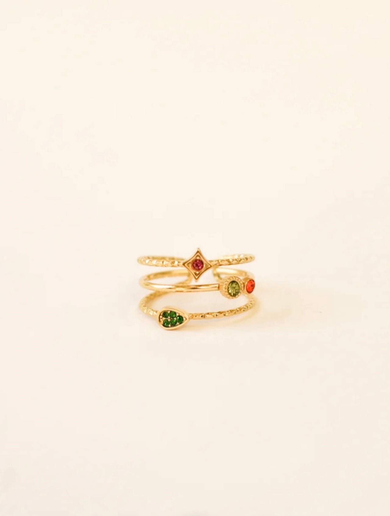 Bague Céleste ajustable en acier inoxydable doré avec pierres scintillantes rouge, orange et vert – vue principale
