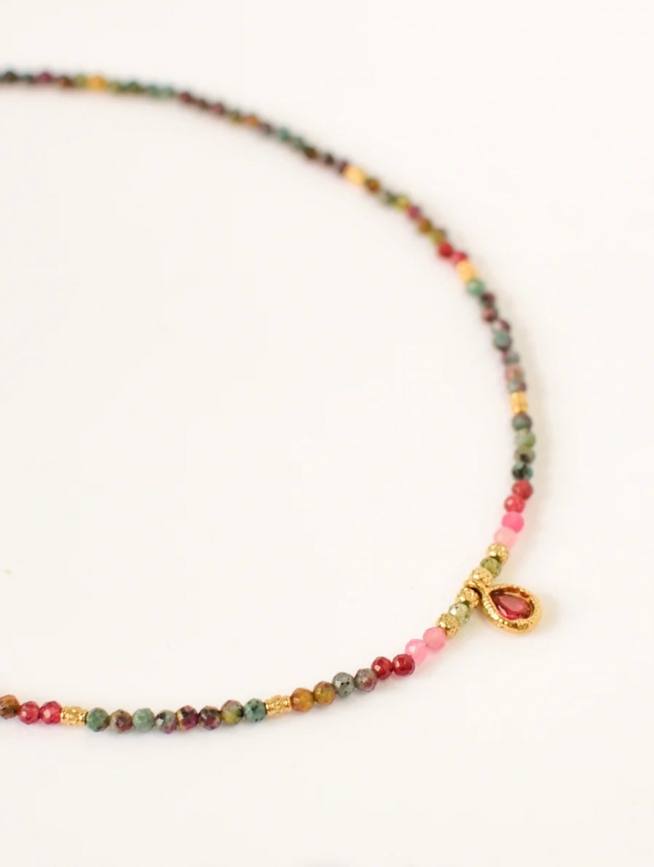 Détail du pendentif goutte en cristal rouge du collier Amélia – bijou Rêve de Rose