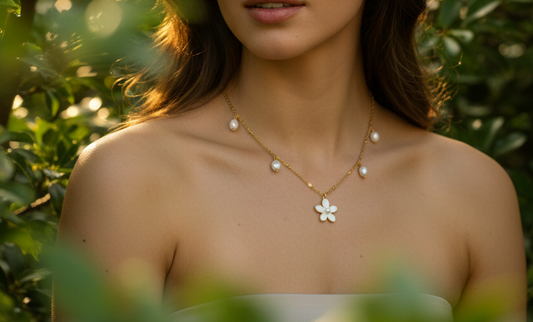 Collier Aloa - Fleur Blanche Perles & Acier Inoxydable Doré | Rêve de Rose