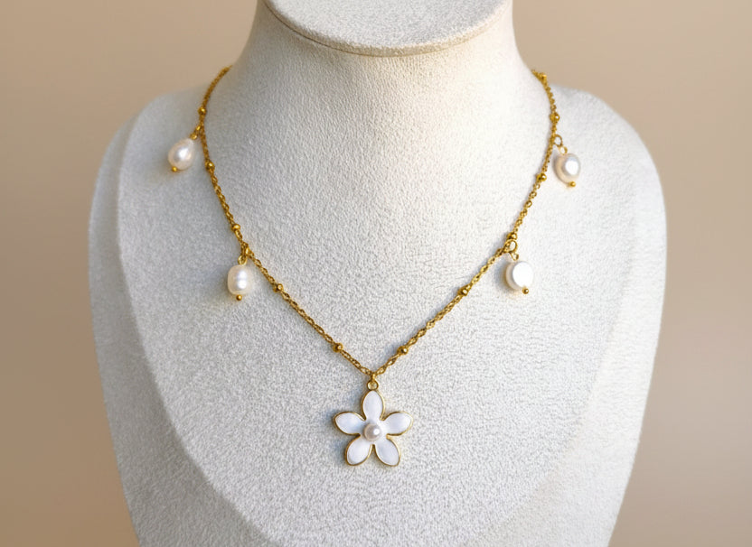 Collier Aloa - Fleur Blanche Perles & Acier Inoxydable Doré | Rêve de Rose