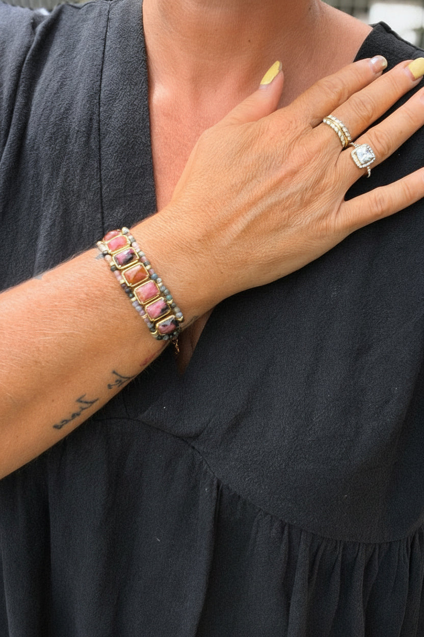 Bracelet en tourmaline naturelle multicolore et acier inoxydable doré, porté, Rêve de Rose
