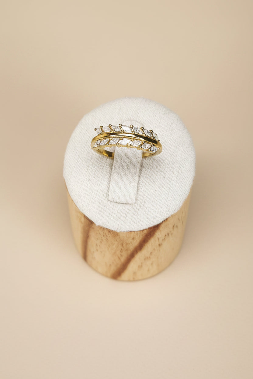 Bague couronne dorée ajustable en acier inoxydable avec zircons cubiques pavés, présentée sur un support en bois - Rêve de Rose