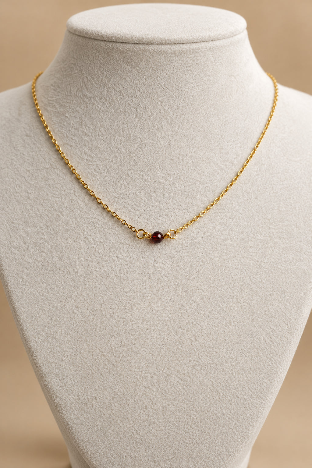 Collier avec petite pierre naturelle grenat de 4 mm sur chaîne en acier inoxydable plaqué or 18 carats 