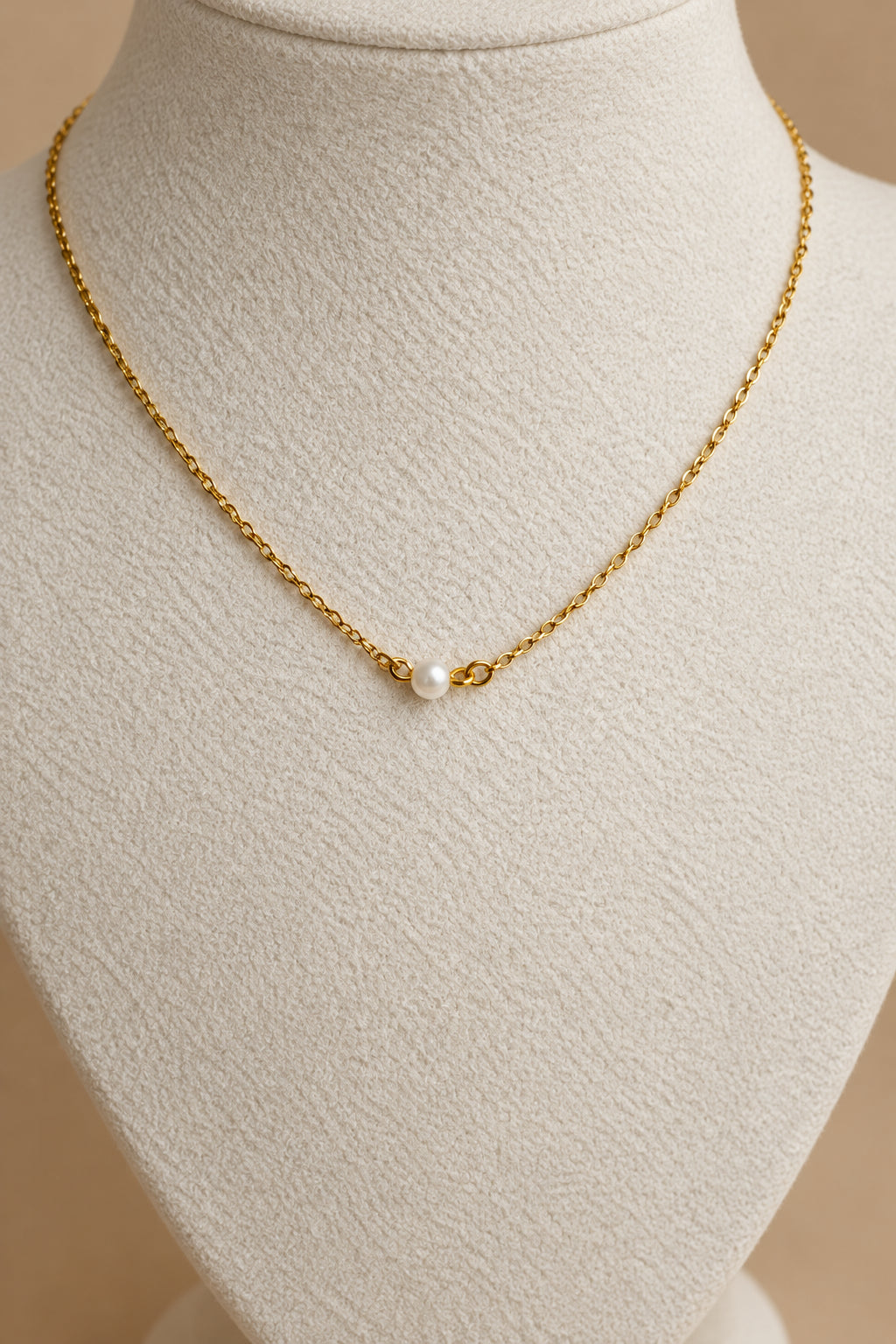 Collier avec petite pierre naturelle pierre de lune de 4 mm sur chaîne en acier inoxydable plaqué or 18 carats 