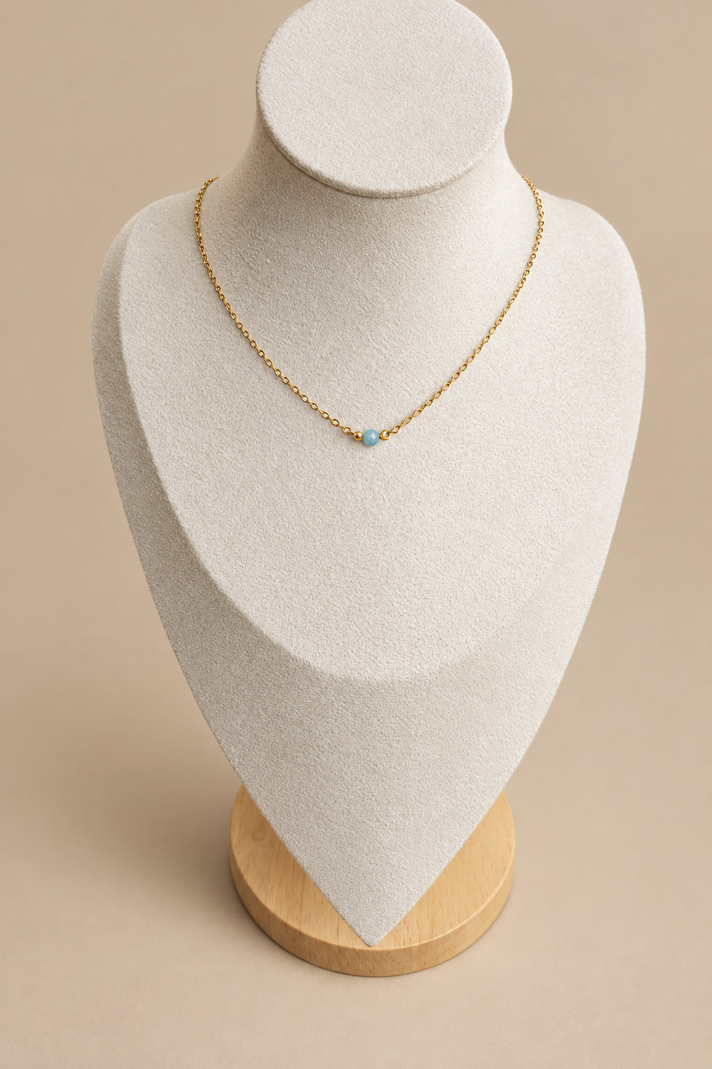 Collier avec petite pierre naturelle émeraude de 4 mm sur chaîne en acier inoxydable plaqué or 18 carats 