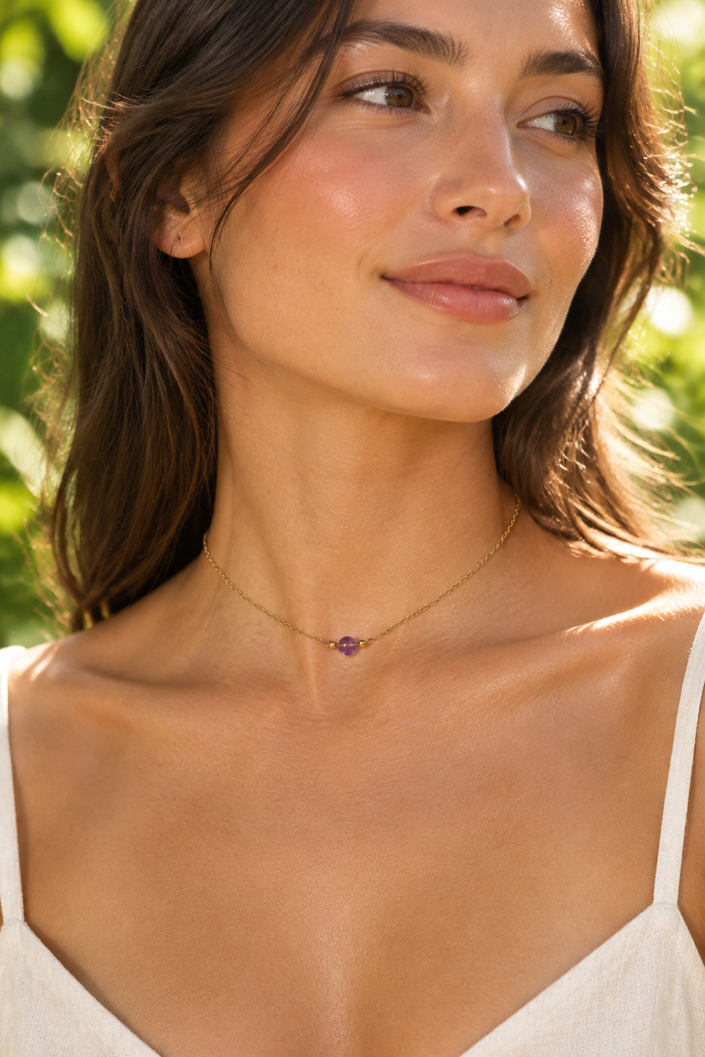 Collier porté sur une femme avec petite pierre naturelle de 4 mm sur chaîne en acier inoxydable plaqué or 18 carats 