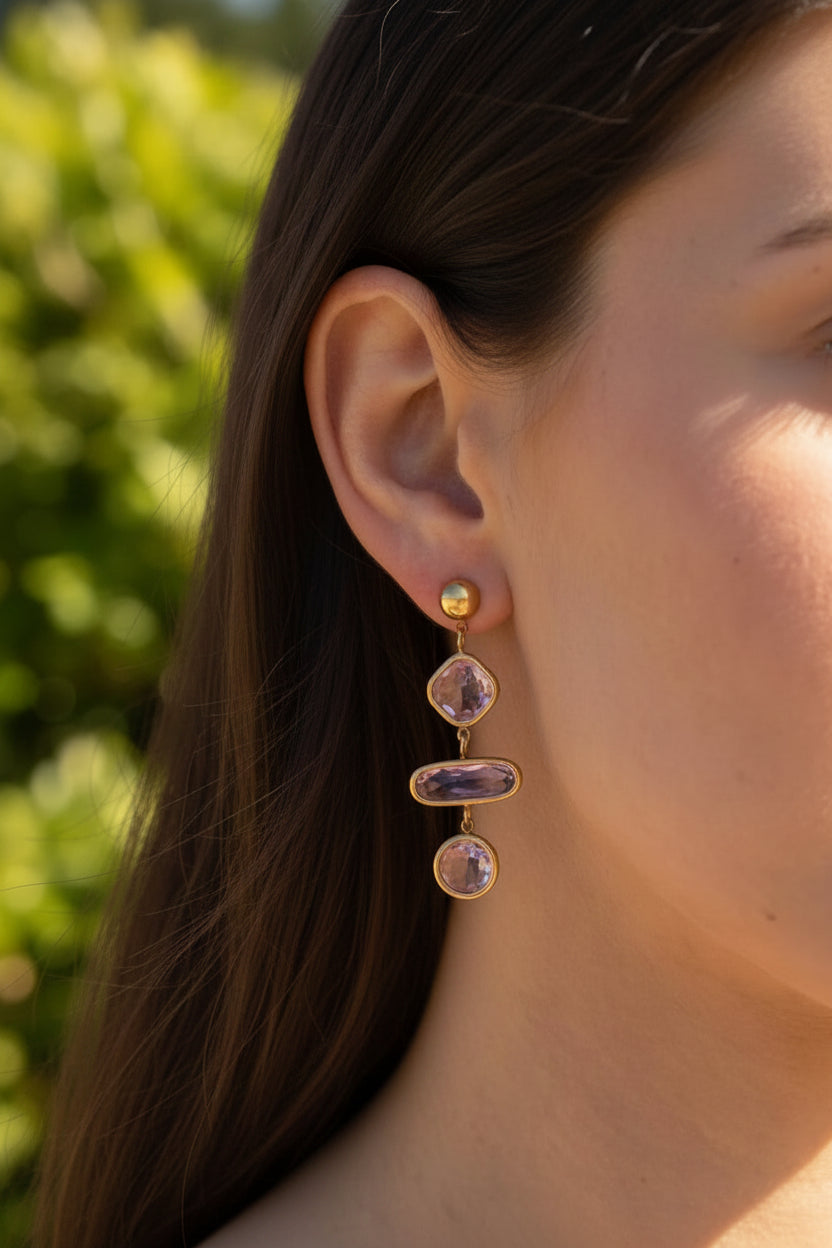 Femme portant Boucles d'oreilles dorées pendantes pierres facettées roses - Rêve de Rose