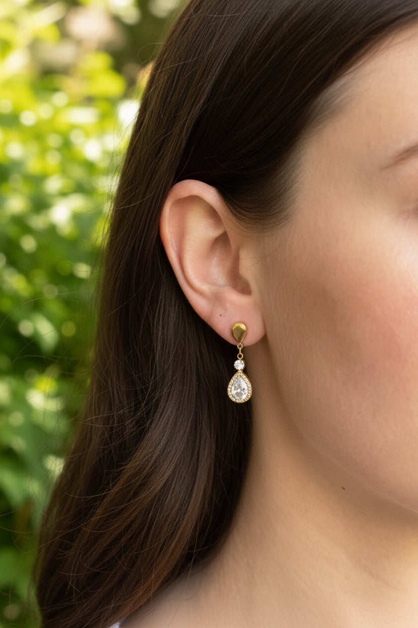 Femme portant Boucles d'oreilles en forme de goutte d'eau strass - Rêve e Rose 